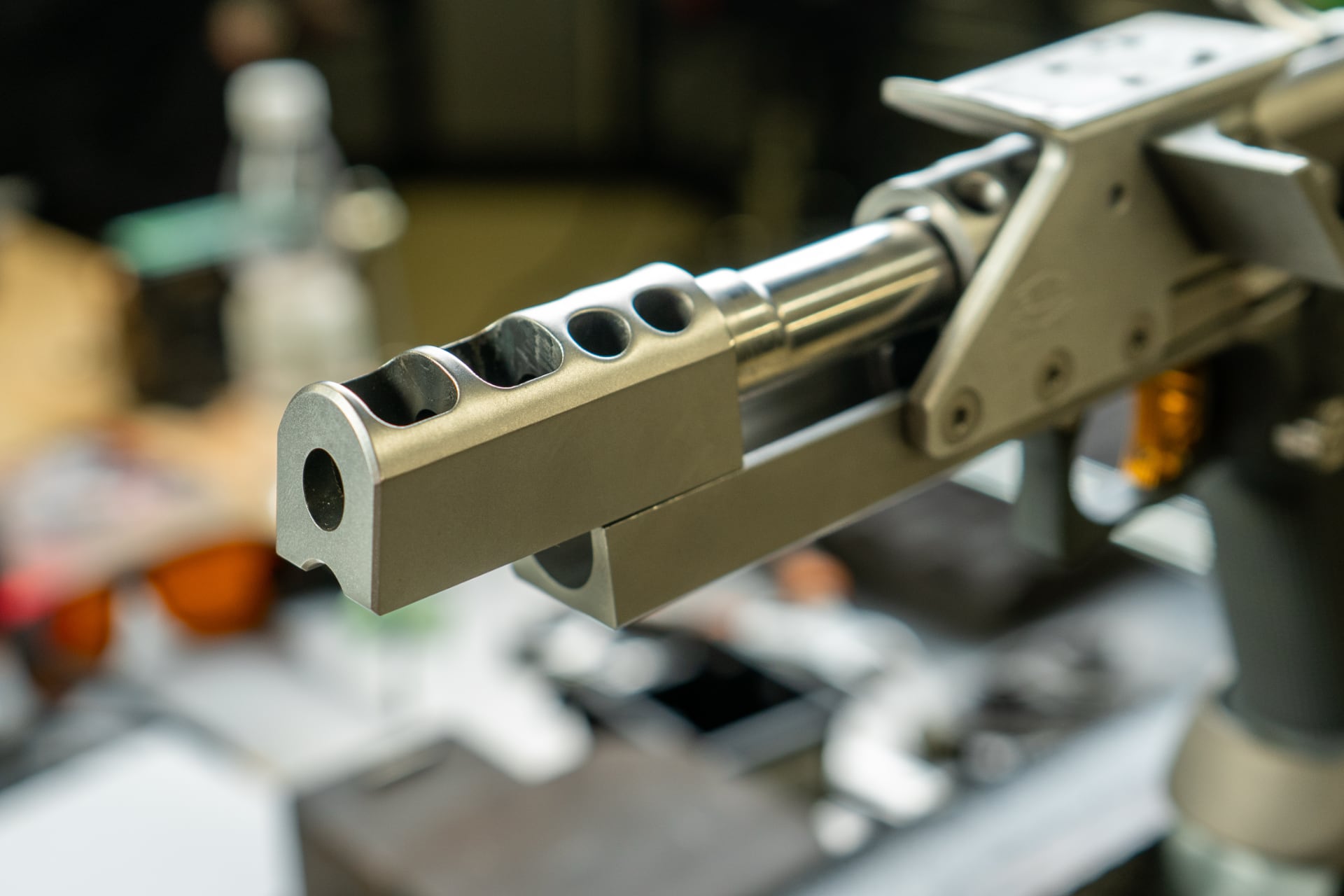 Instalacja urządzenia wylotowego broni krótkiej