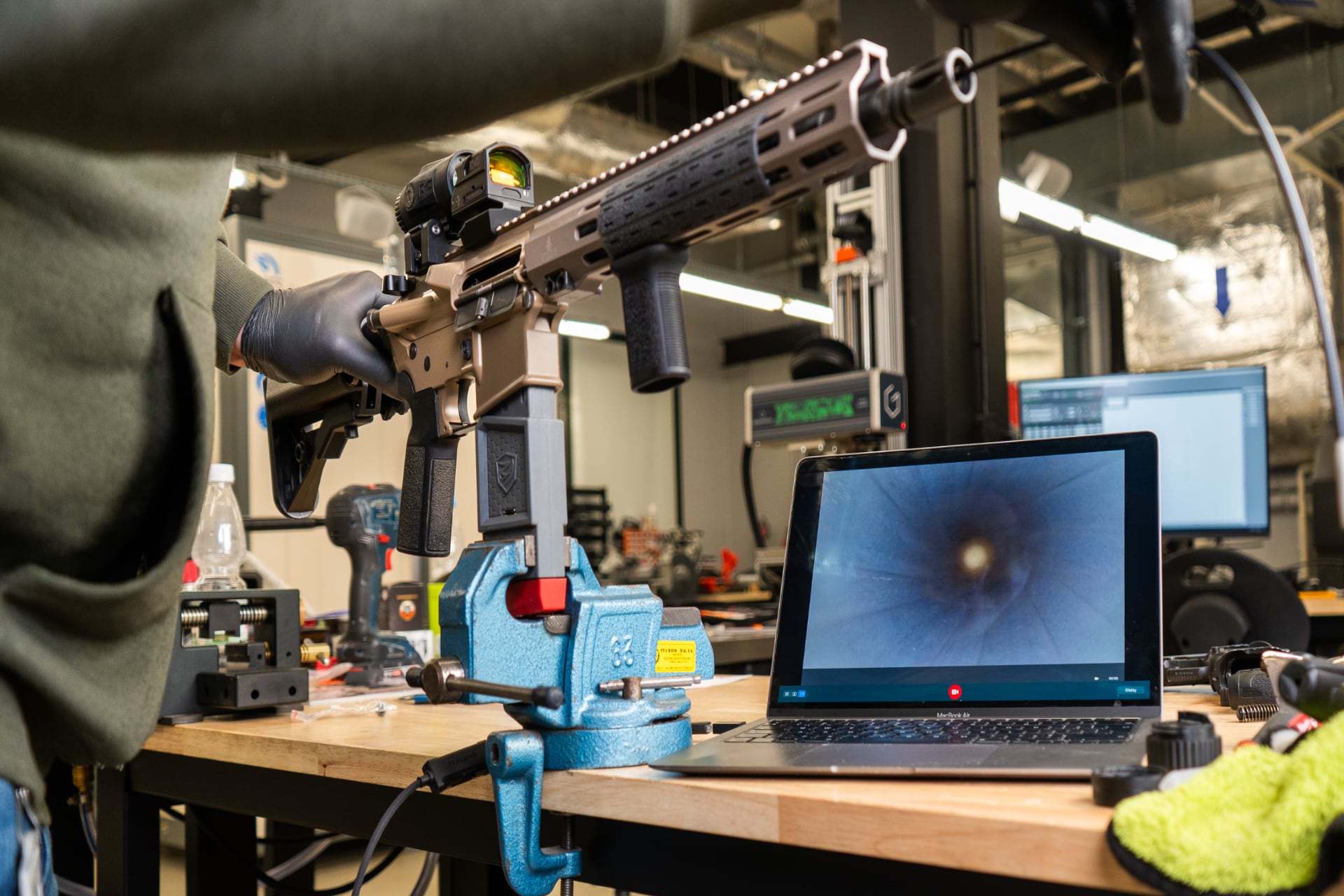 Instalacja urządzenia wylotowego broni długiej