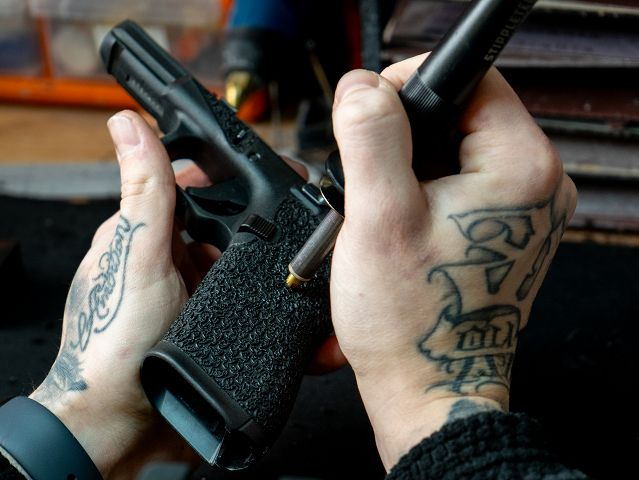 Stippling broni – poprawa chwytu pistoletu i ergonomii